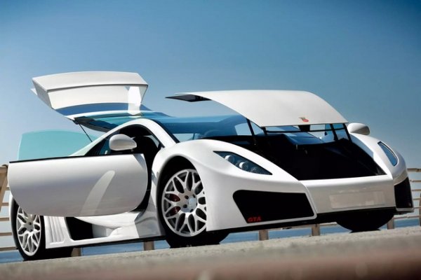 Испанската компания Spania GTA се отделя от състезателния отбор GTA Motor Competicion, като и двете са собственост на Доминго Очоа. След 14 години в моторния спорт той иска да направи свой суперавтомобил за обществени пътища и прекарва още пет години в разработването му. Така Spania GTA Spano е представен през 2009 г.